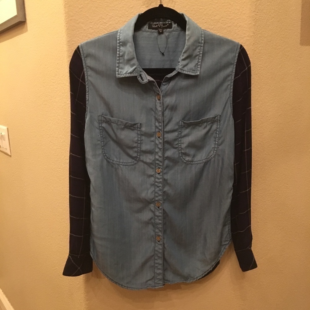 VELVET HEART Women Chambray Buttoned Shirt Size Medium.